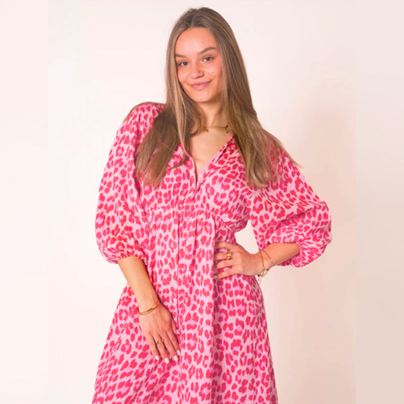 🎨 PĒDĒJĀS DIENAS AKCIJA — 48 % ATLAIDE sieviešu kleitai ar V veida kakla izgriezumu un apdruku — Brushstrokes of Summer🌺