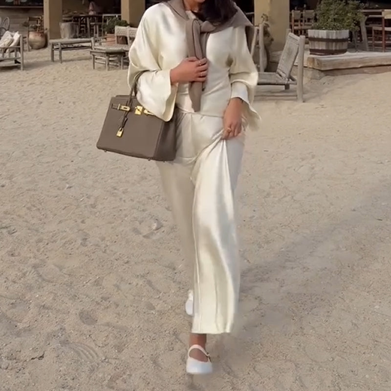 Zīdains un elegants satīna bikšu komplekts ar platu kaklu, garām piedurknēm ar brīvu augšdaļu un elastīgu vidukli.